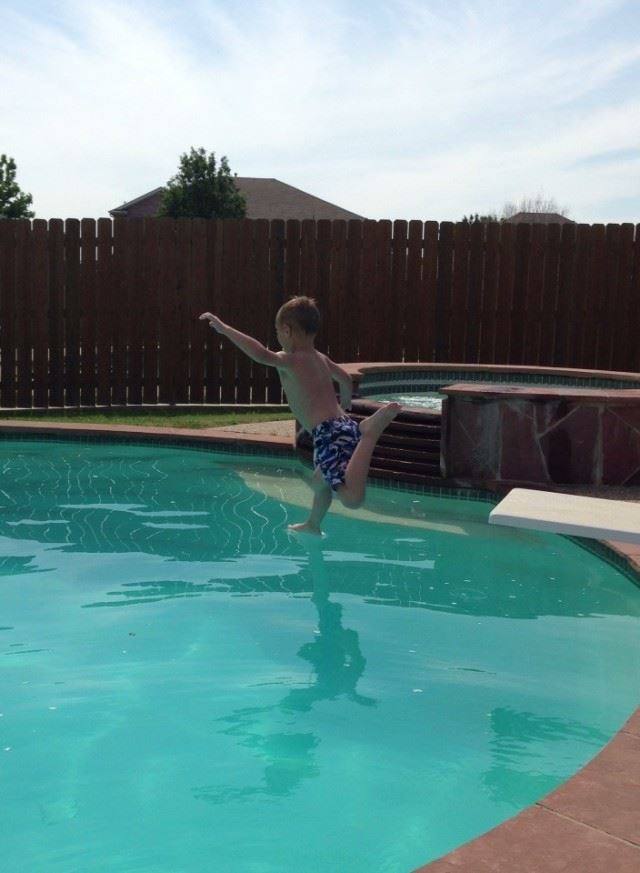 Прикол: Мальчик ходит по воде