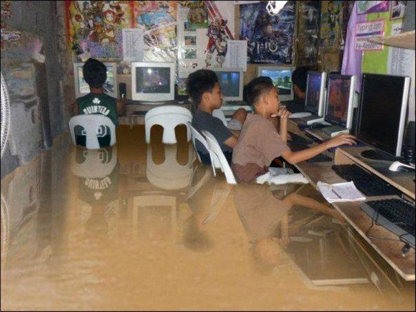 Прикол: Компьютерный клуб в Китае во время наводнения