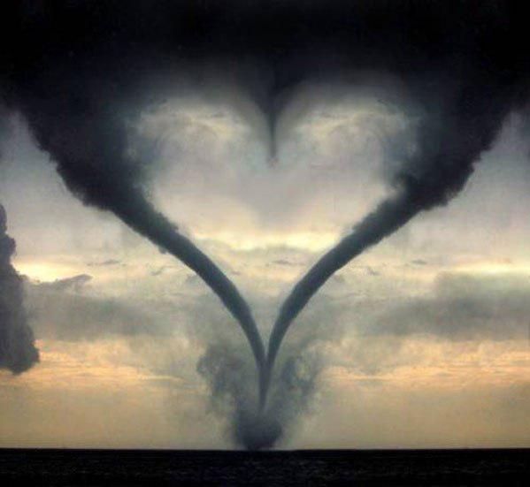 Прикол: Реальное торнадо в форме сердца