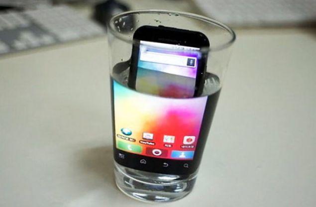 Прикол: Чтобы увеличить изображение на экране телефона, поместите телефон в стакан с водой ;-)
