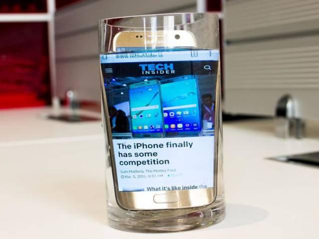 Прикол: Если экран телефона мал. Поместите его в стакан с водой. Это увеличит изображение на 200%